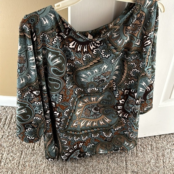 Dressbarn Blouse 🩷 - Picture 6 of 7